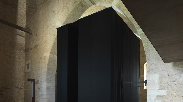 Shirazeh Houshiary, Breath, 2013. Four-channel video installation, 675 x 400 x 543 cm, Installation impression, 2013, © The artist. Courtesy of Lisson Gallery, London.