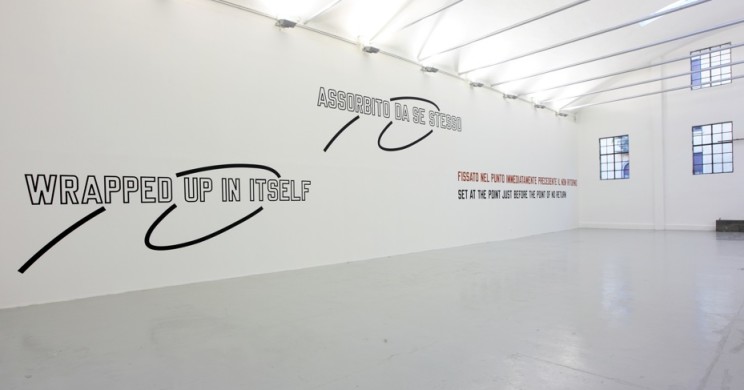 Lawrence Weiner, MENS REA, 2013. Installation view. Image courtesy of the artist and Giorgio Persano.