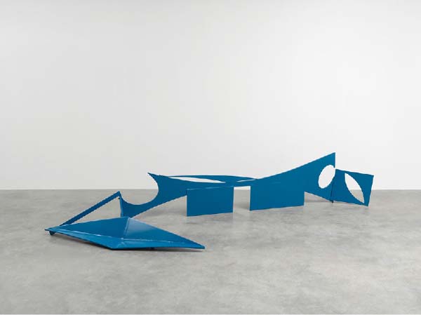 ANTHONY CARO Drift, 1970 Stainless steel and steel, painted 29 1/2 × 168 1/8 × 48 inches (75 × 427 × 122 cm). Photo by Mike Bruce