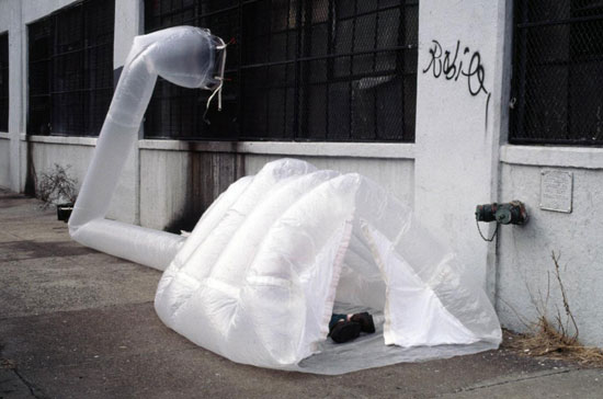 Michael Rakowitz, Joe Heywood’s paraSITE shelter, 2000. Battery Park City, Manhattan. Plastic bags, polyethylene tubing, hooks, tape. Courtesy of the artist and Lombard Freid Gallery, NY